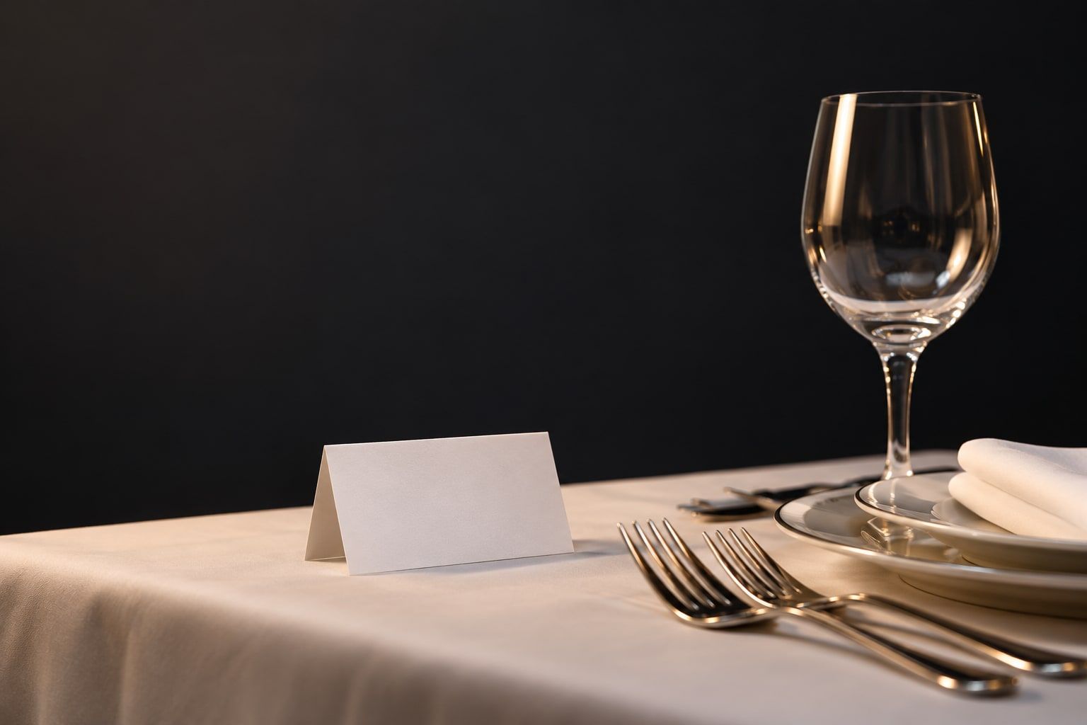 Uma mesa posta com um cartão escrito Reservado.